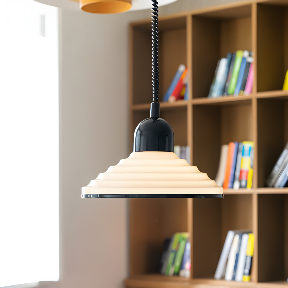 Kremowa lampa sufitowa metalowa z czarnym kablem