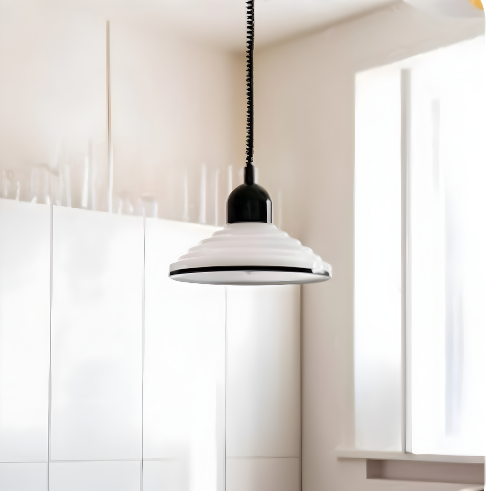Kremowa lampa sufitowa metalowa z czarnym kablem