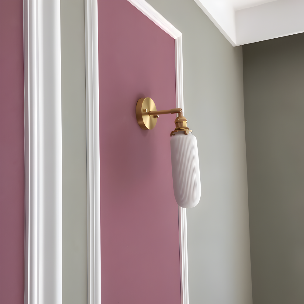 Kinkiet ceramiczny biały z ryflowanym kloszem