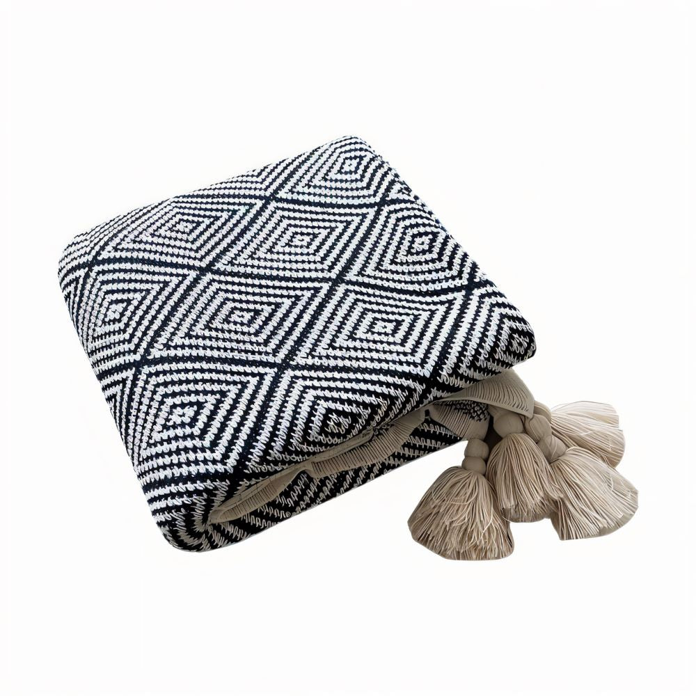 Czarno-biały koc fleece geometryczny z frędzlami