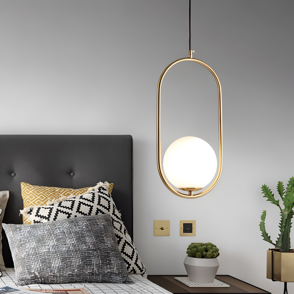 Lampa wisząca złota elipsa LED ze szklaną kulą