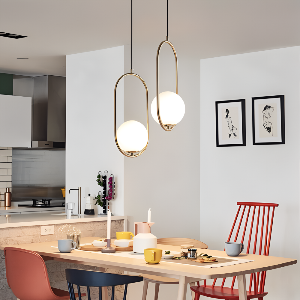 Lampa wisząca złota elipsa LED ze szklaną kulą