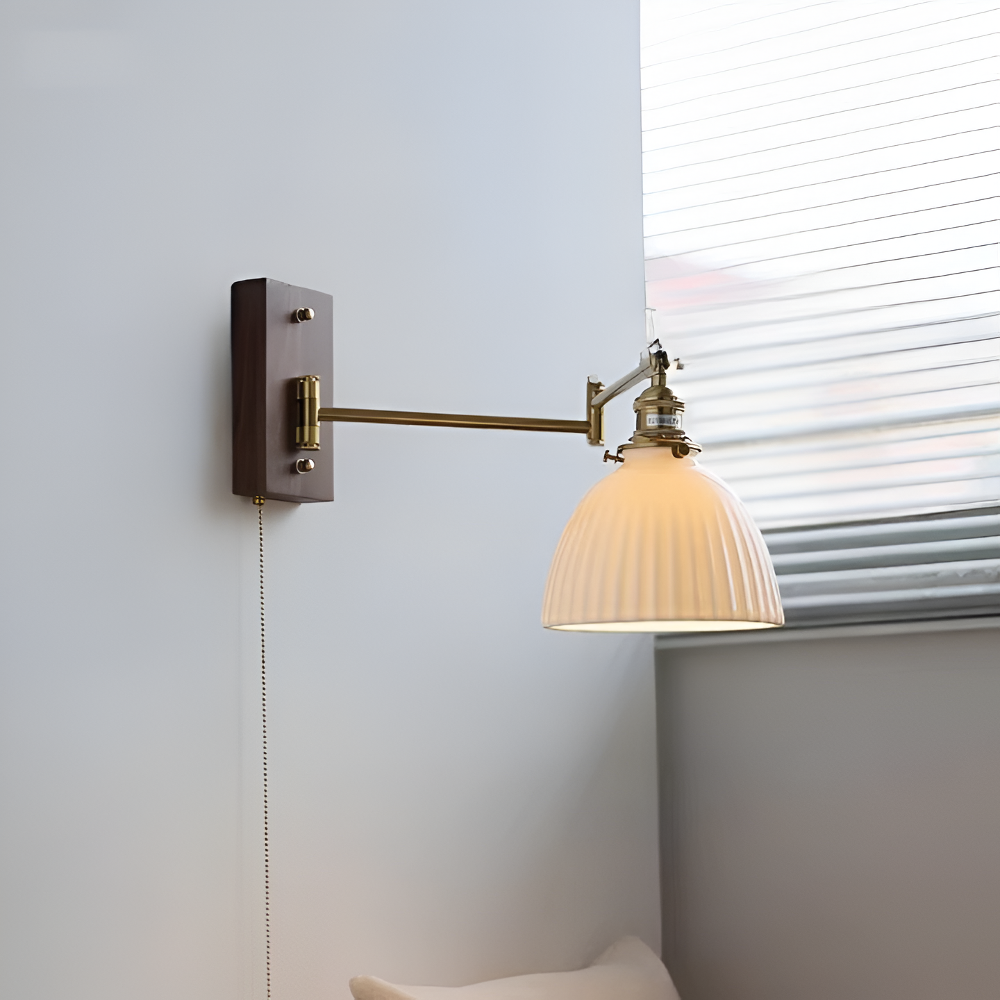 Regulowana lampa ścienna ceramiczna z włącznikiem