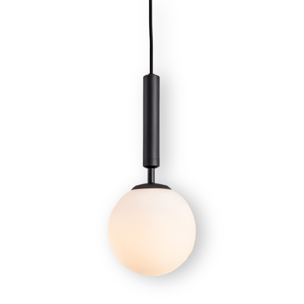 Biała lampa wisząca ze szklanym kloszem do salonu