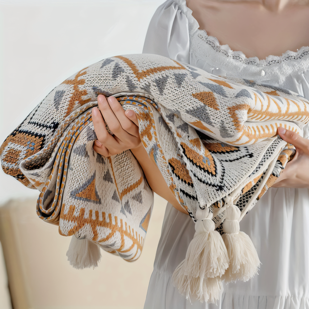 Koc boho z geometrycznym wzorem i frędzlami