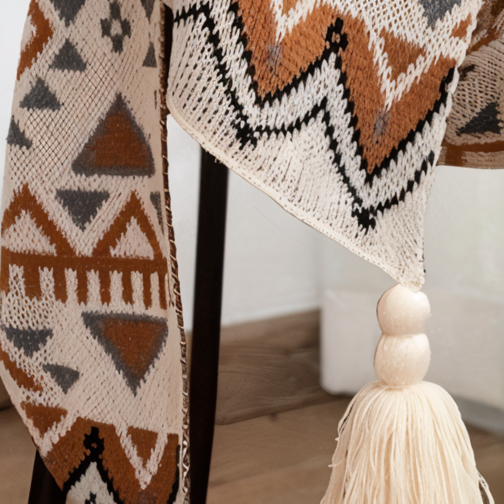Koc boho z geometrycznym wzorem i frędzlami