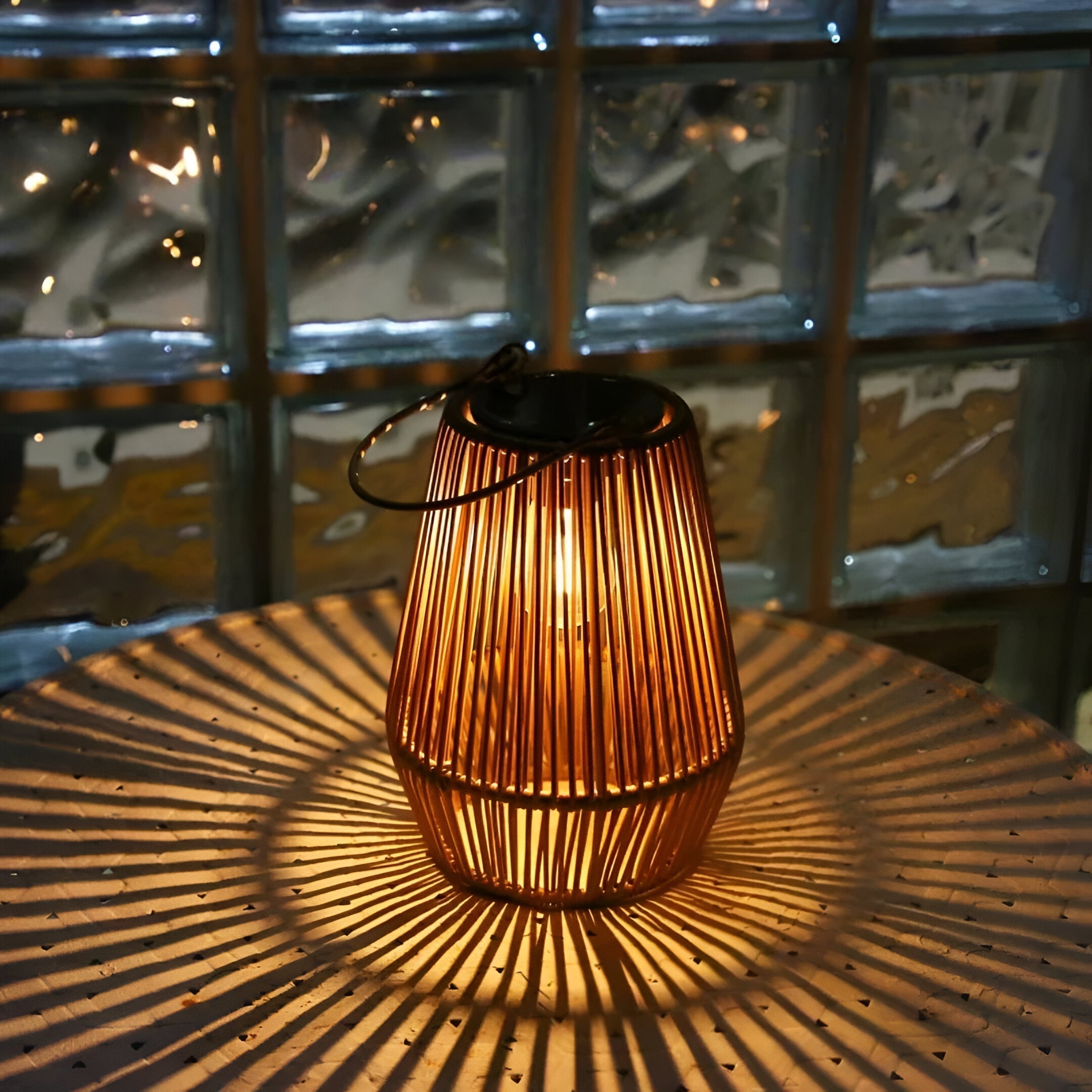 Solarna lampa wisząca z rattanu do ogrodu
