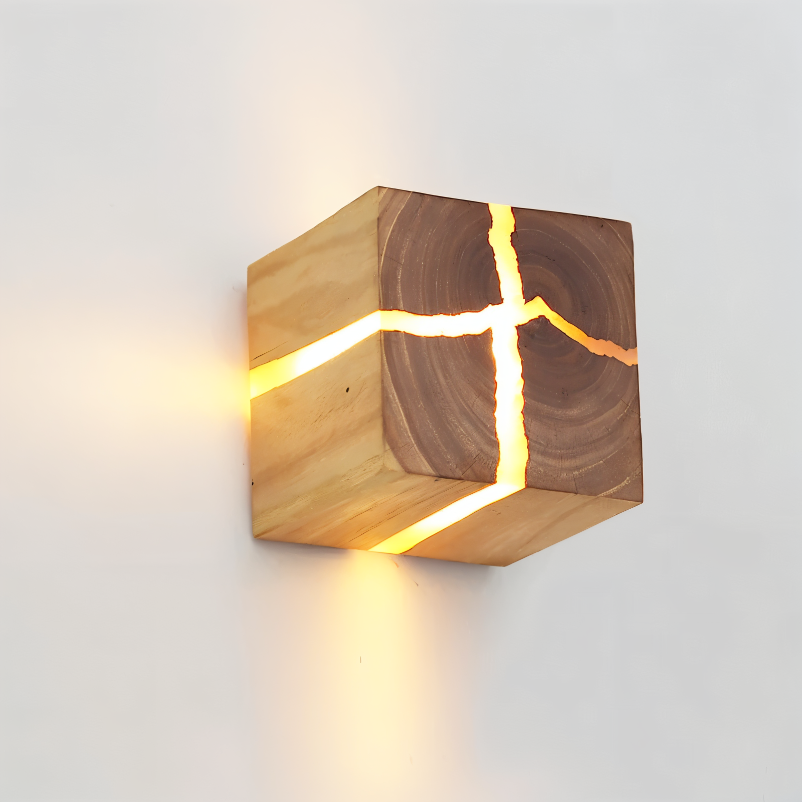 Drewniana lampa ścienna LED 8x8 cm handmade