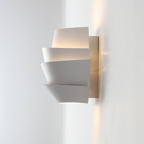 Nowoczesna lampa ścienna Japandi z asymetrycznym kloszem