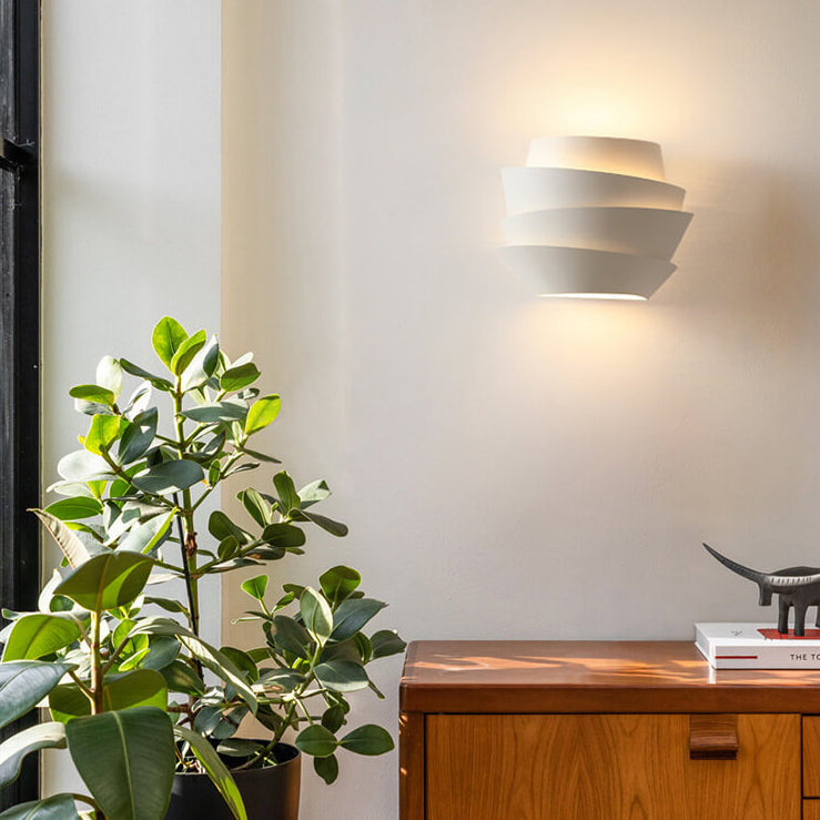Nowoczesna lampa ścienna Japandi z asymetrycznym kloszem