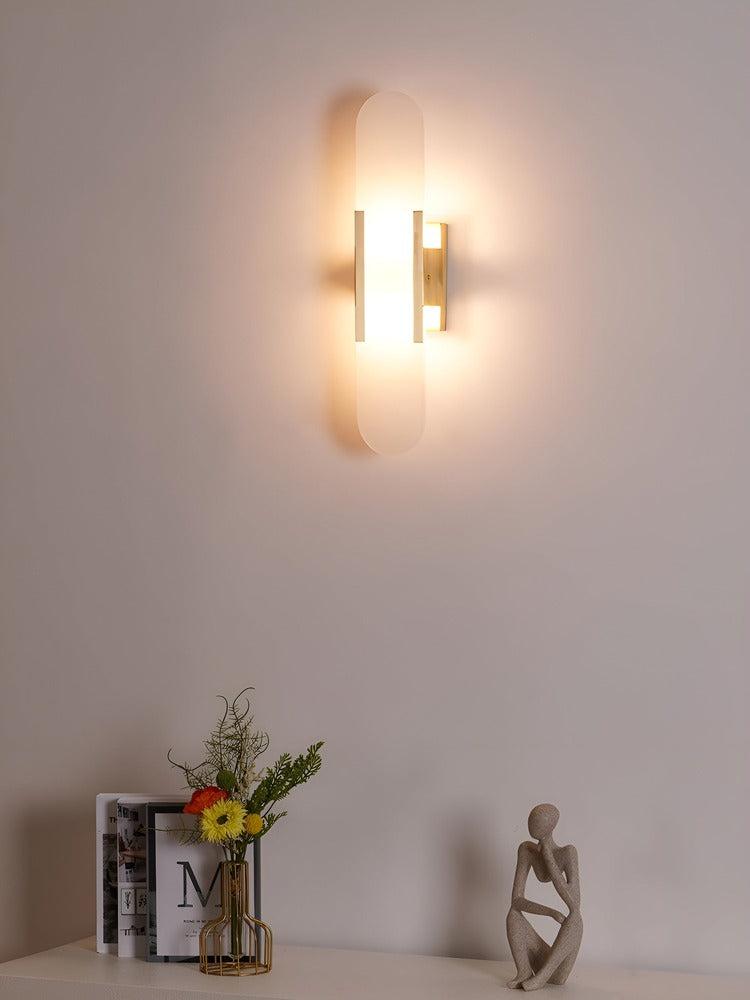 Lampa ścienna z alabastru i metalu do eleganckich wnętrz