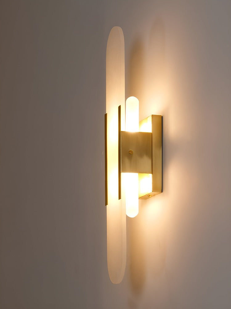 Lampa ścienna z alabastru i metalu do eleganckich wnętrz