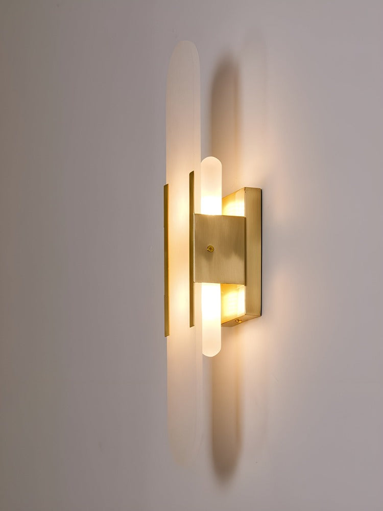 Lampa ścienna z alabastru i metalu do eleganckich wnętrz
