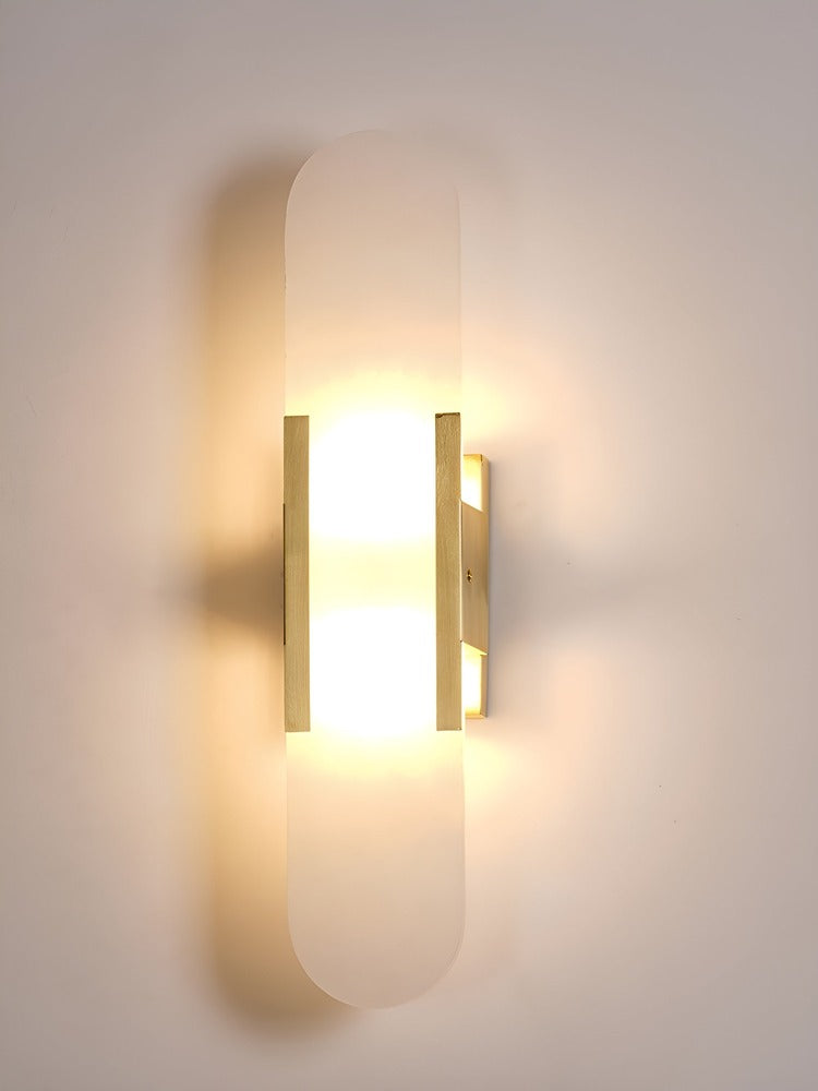 Lampa ścienna z alabastru i metalu do eleganckich wnętrz