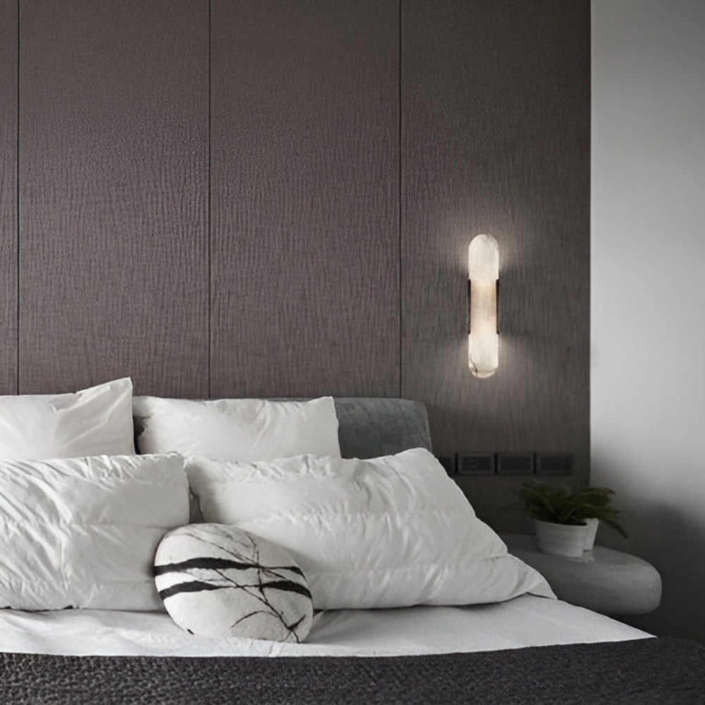 Lampa ścienna z alabastru i metalu do eleganckich wnętrz