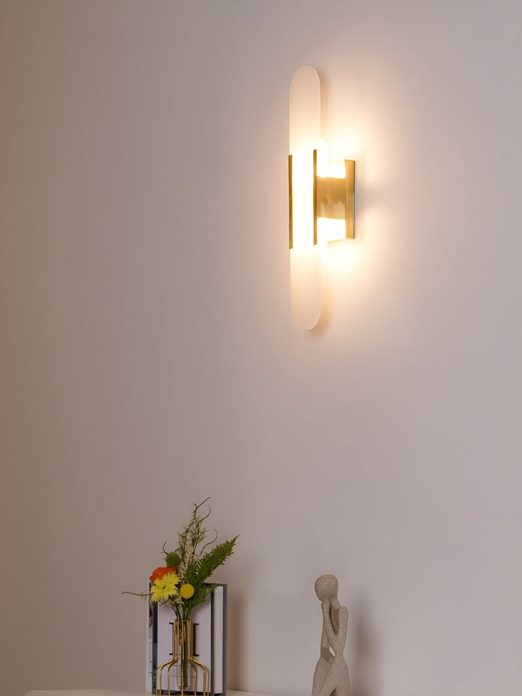 Lampa ścienna z alabastru i metalu do eleganckich wnętrz