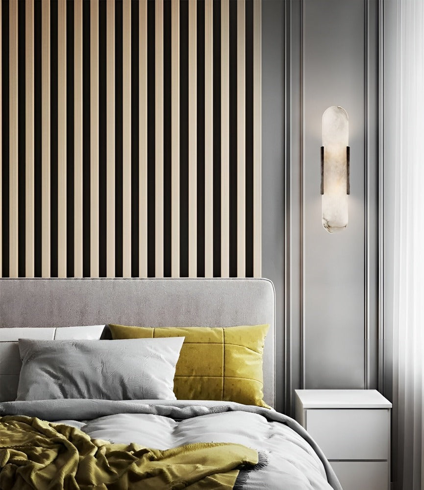 Lampa ścienna z alabastru i metalu do eleganckich wnętrz