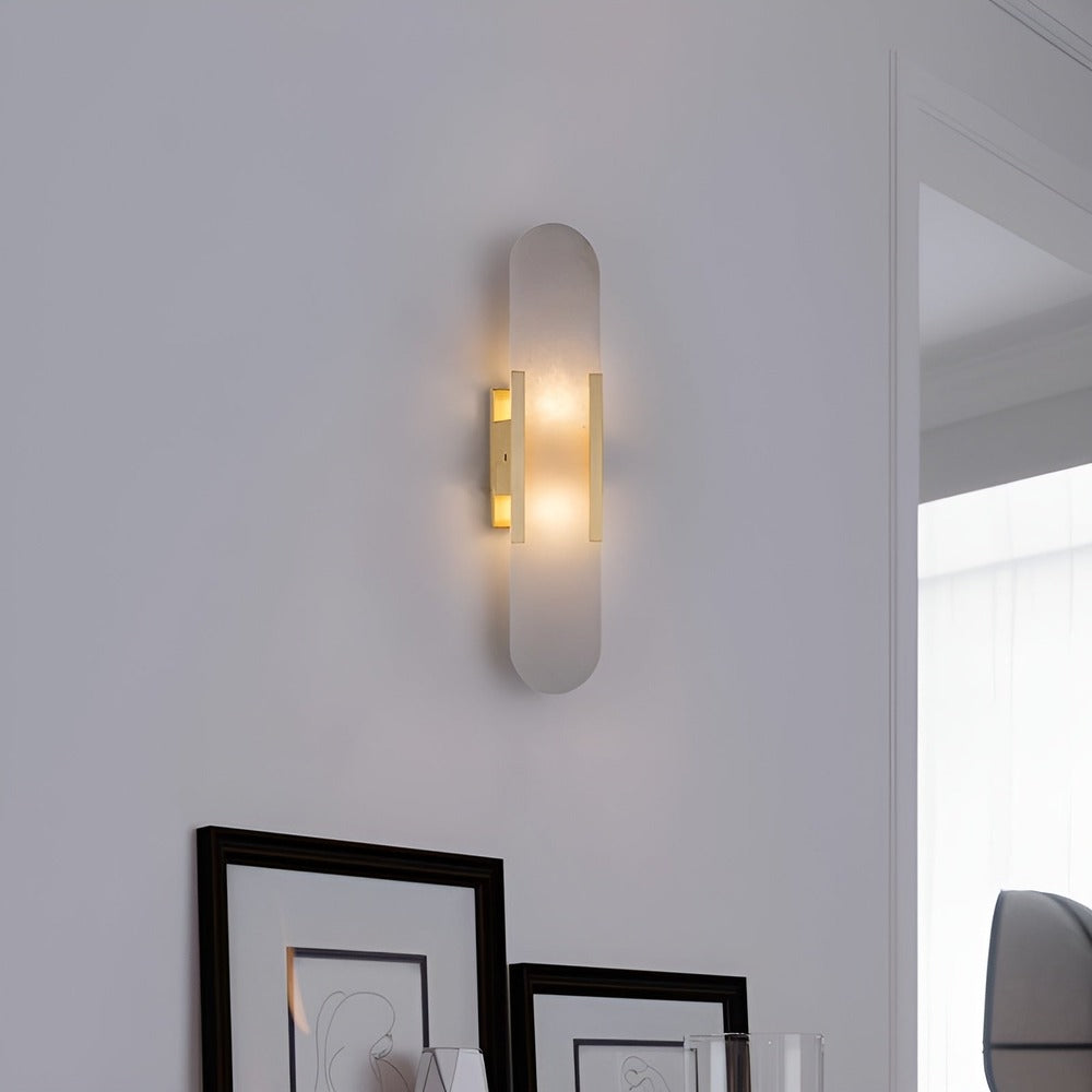 Lampa ścienna z alabastru i metalu do eleganckich wnętrz