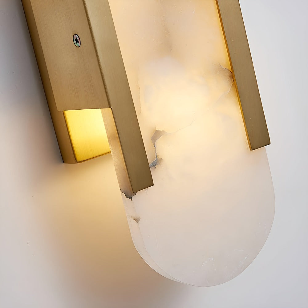 Lampa ścienna z alabastru i metalu do eleganckich wnętrz