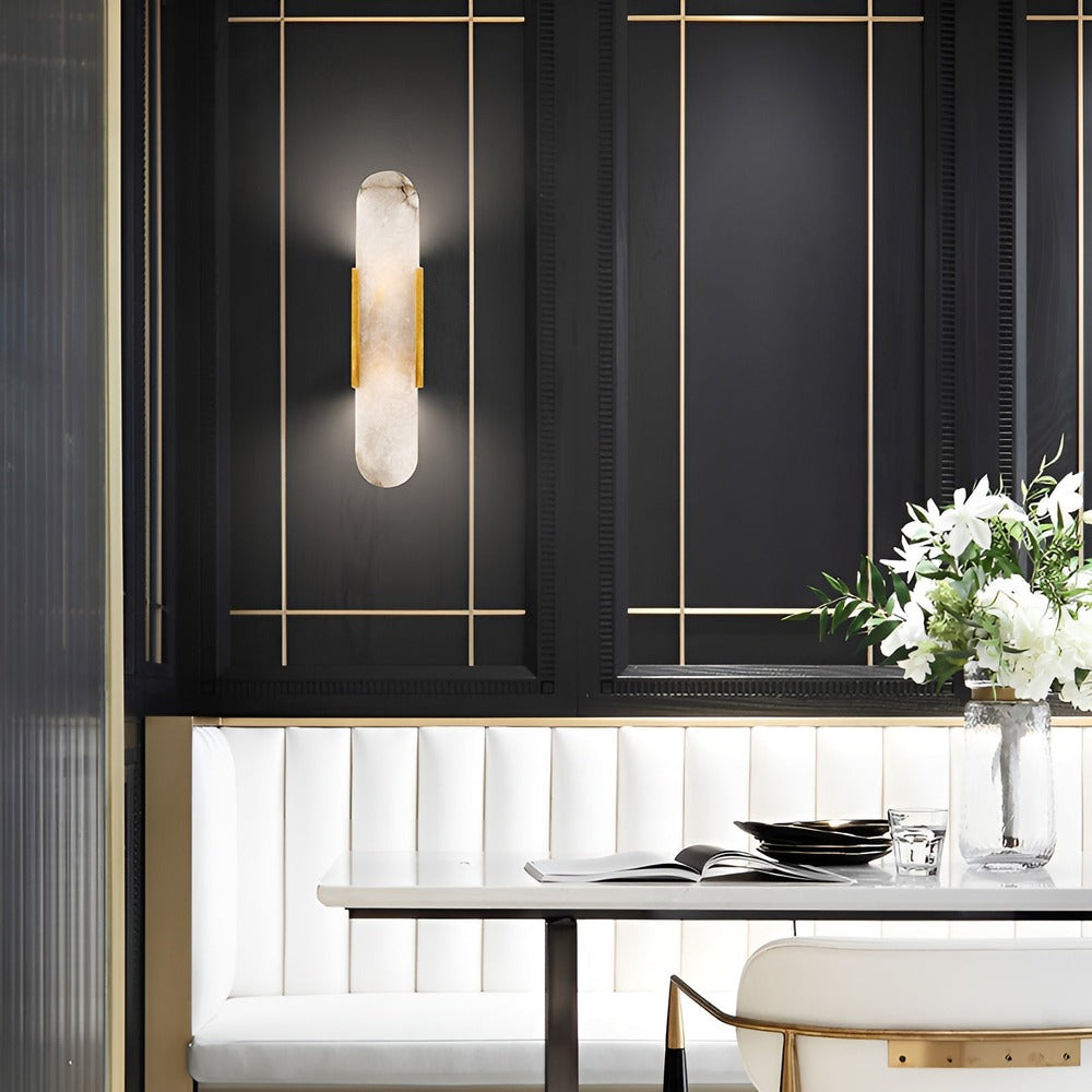 Lampa ścienna z alabastru i metalu do eleganckich wnętrz