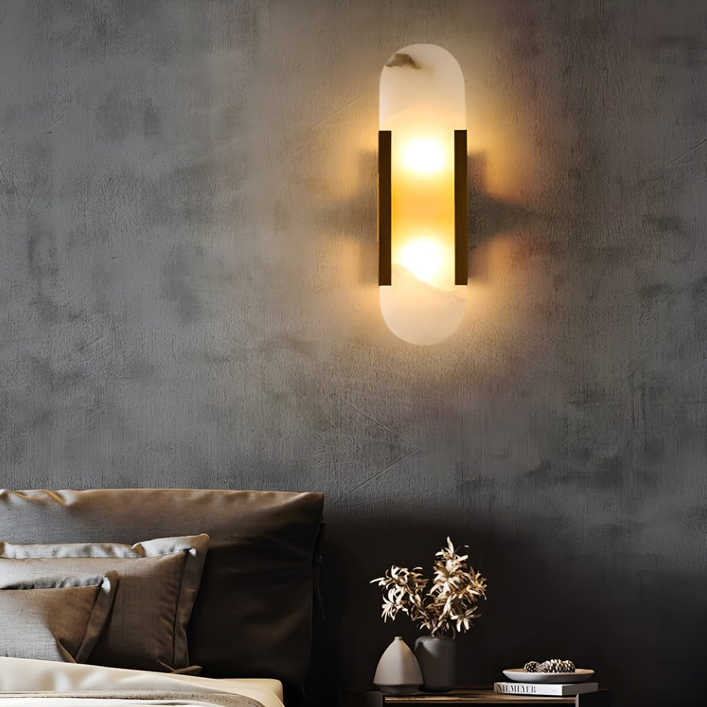 Lampa ścienna z alabastru i metalu do eleganckich wnętrz
