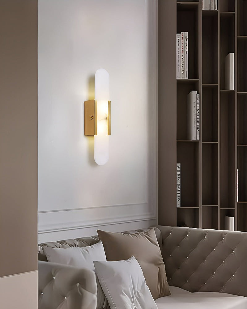 Lampa ścienna z alabastru i metalu do eleganckich wnętrz