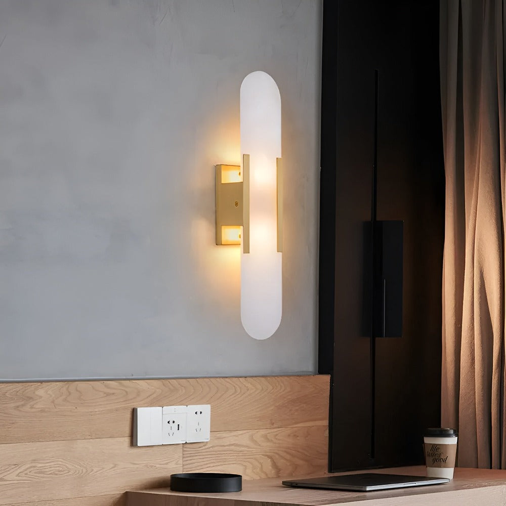 Lampa ścienna z alabastru i metalu do eleganckich wnętrz