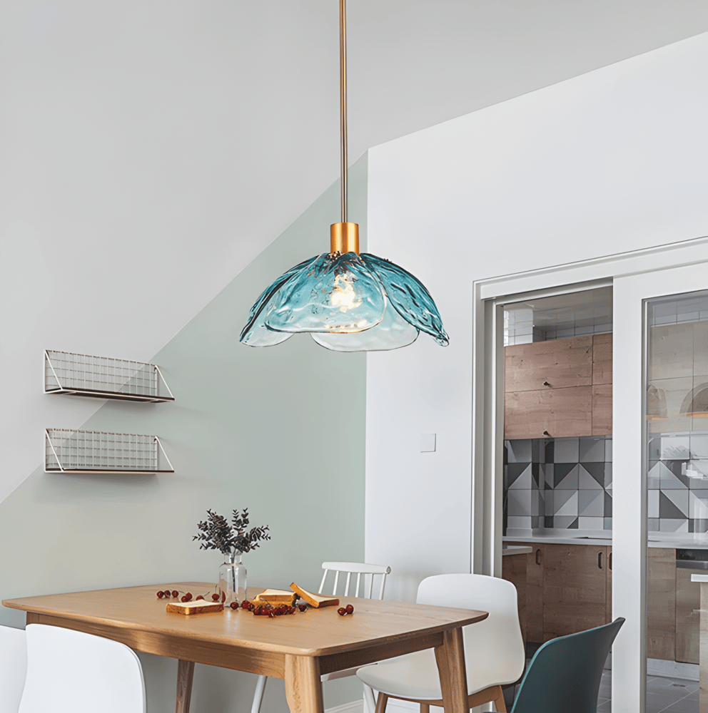 Kolorowa szklana lampa wisząca w kształcie kwiatu