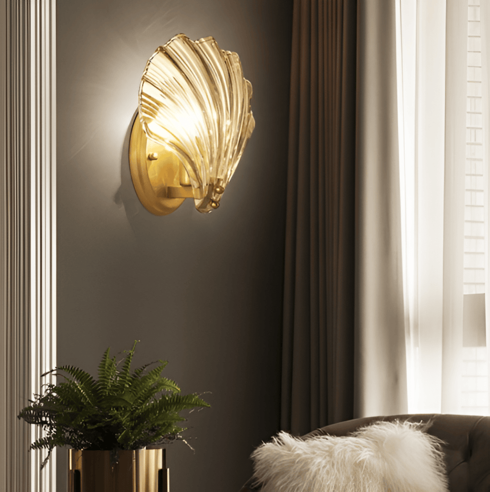 Szklana lampa ścienna z mosiężną podstawą