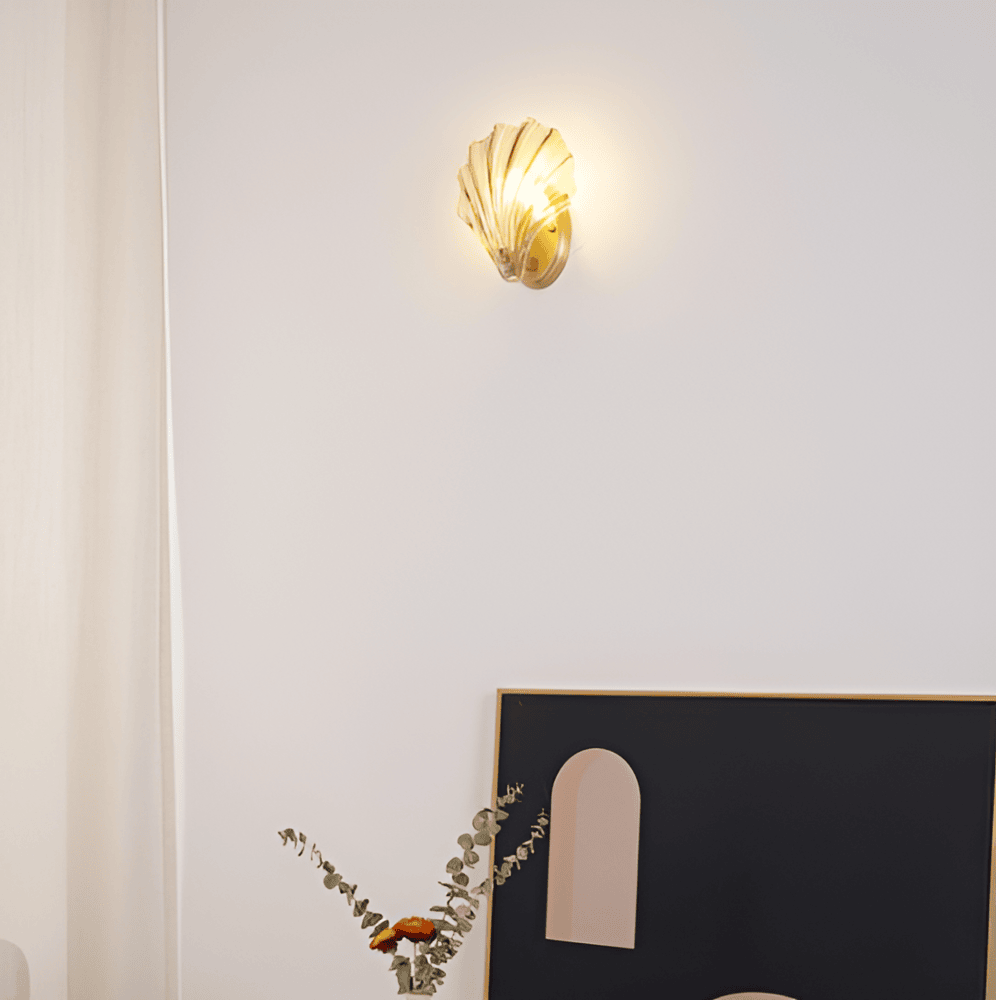 Szklana lampa ścienna z mosiężną podstawą