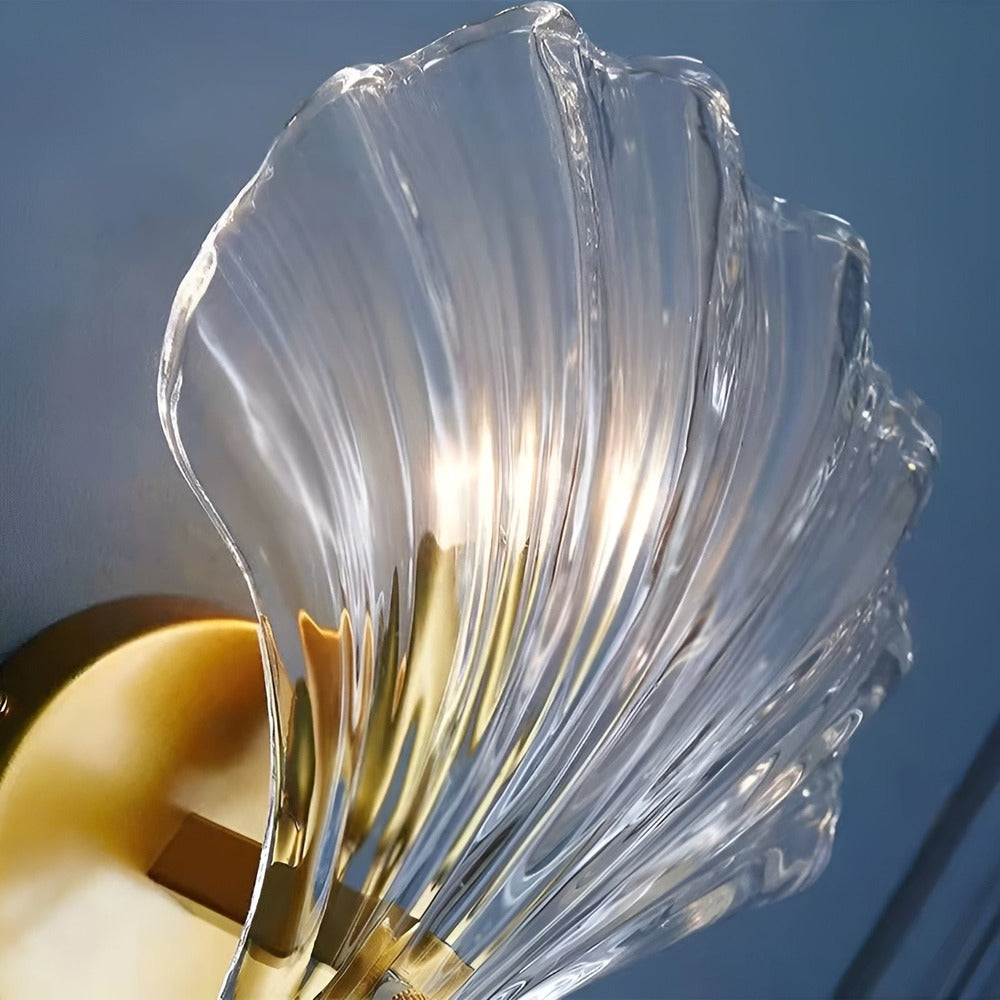 Szklana lampa ścienna z mosiężną podstawą