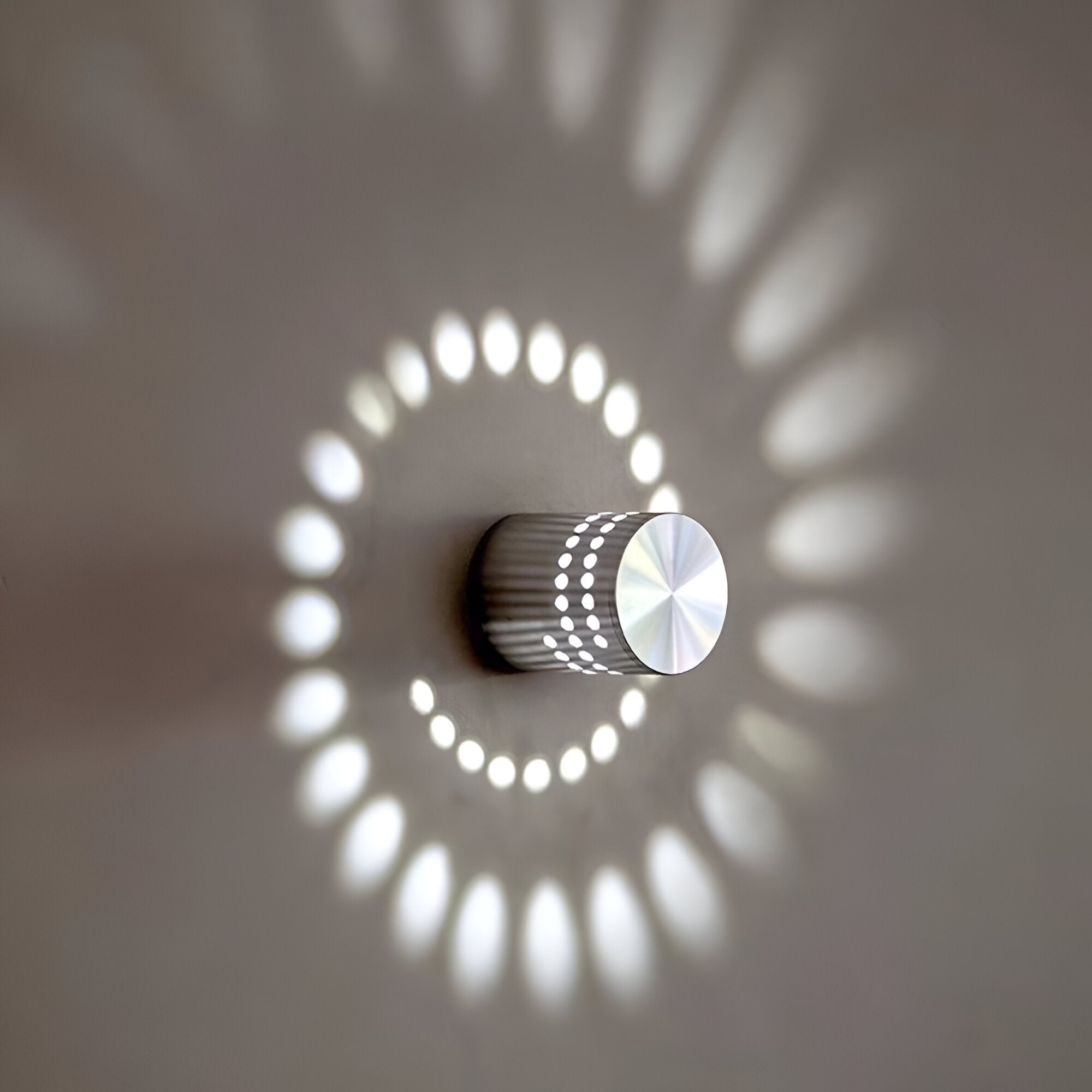 Kinkiet LED kolorowy z efektem spirali