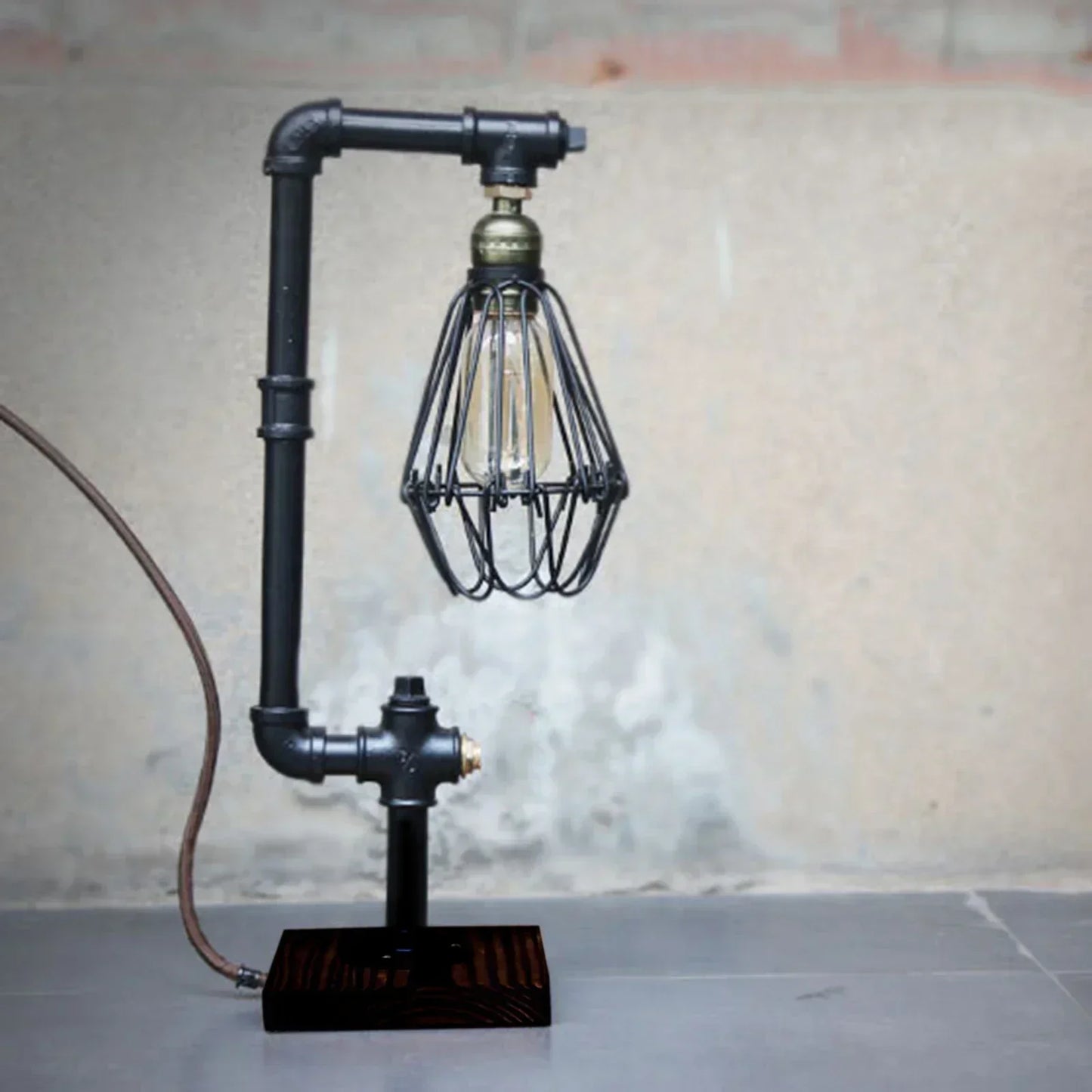 Czarna metalowa lampa stołowa vintage na biurko