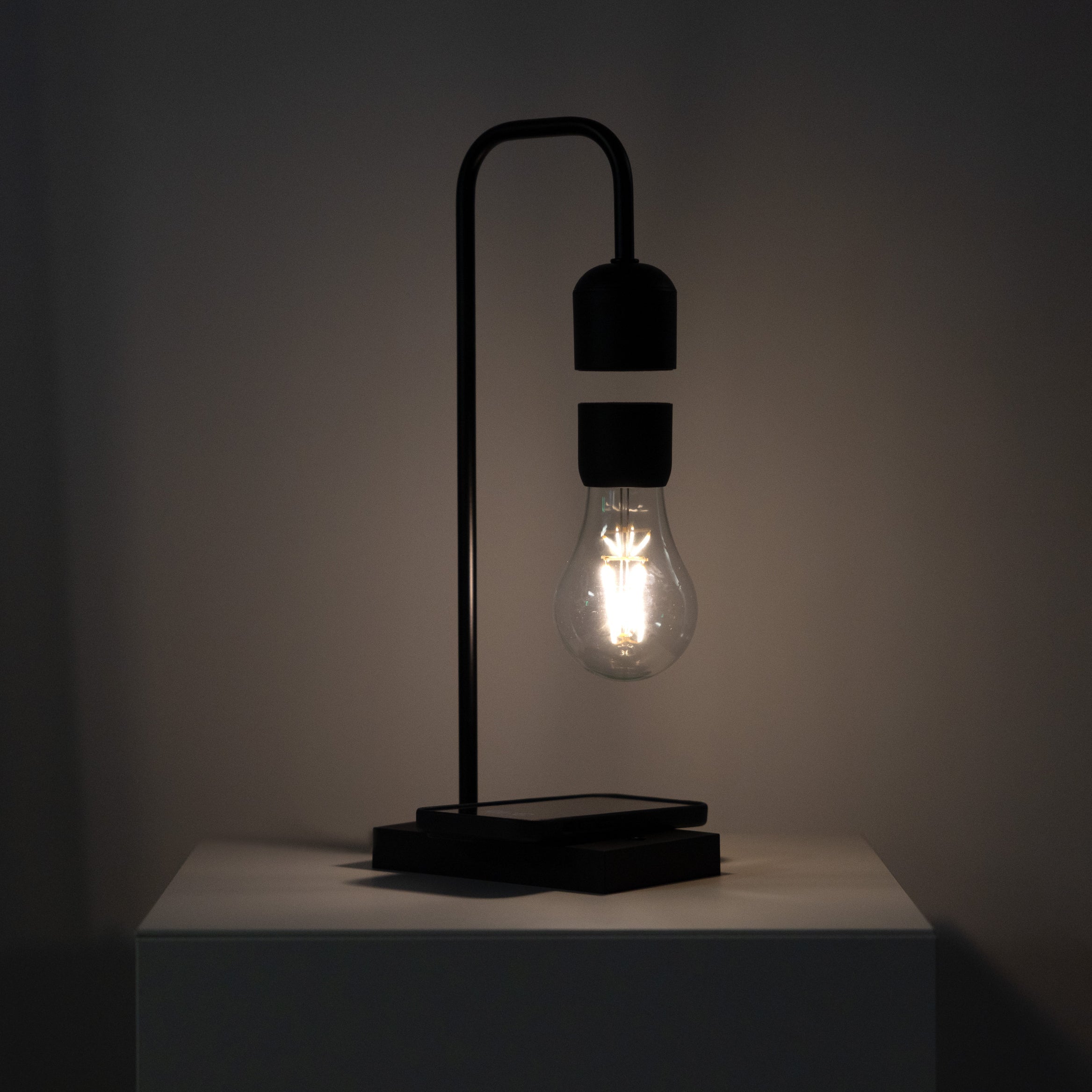 Minimalistyczna lampa LED z ładowaniem bezprzewodowym
