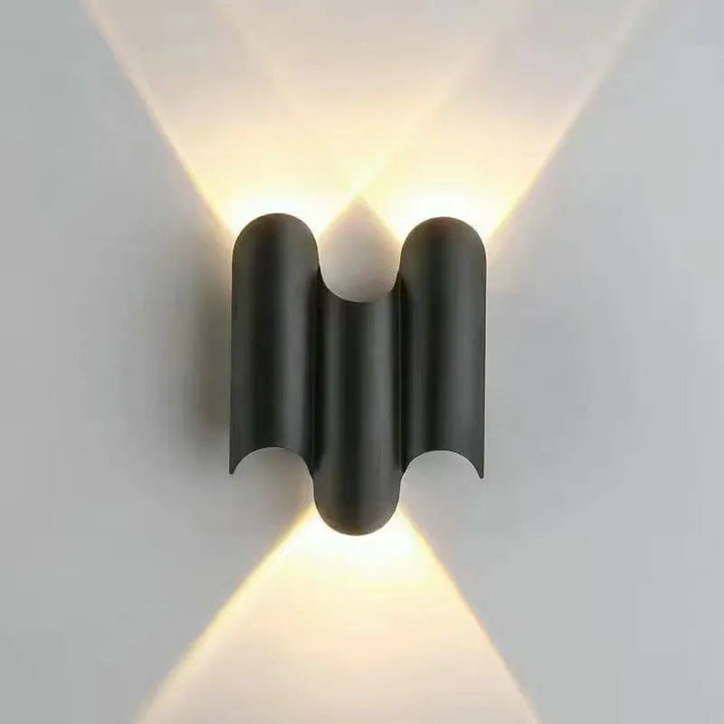 Czarno-złota lampa ścienna LED nowoczesna