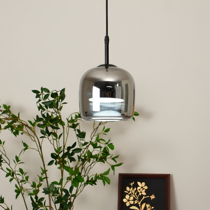Szklana lampa wisząca do salonu w czarno-dymnym kolorze