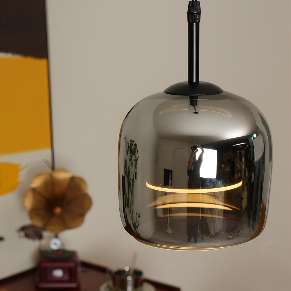 Szklana lampa wisząca do salonu w czarno-dymnym kolorze