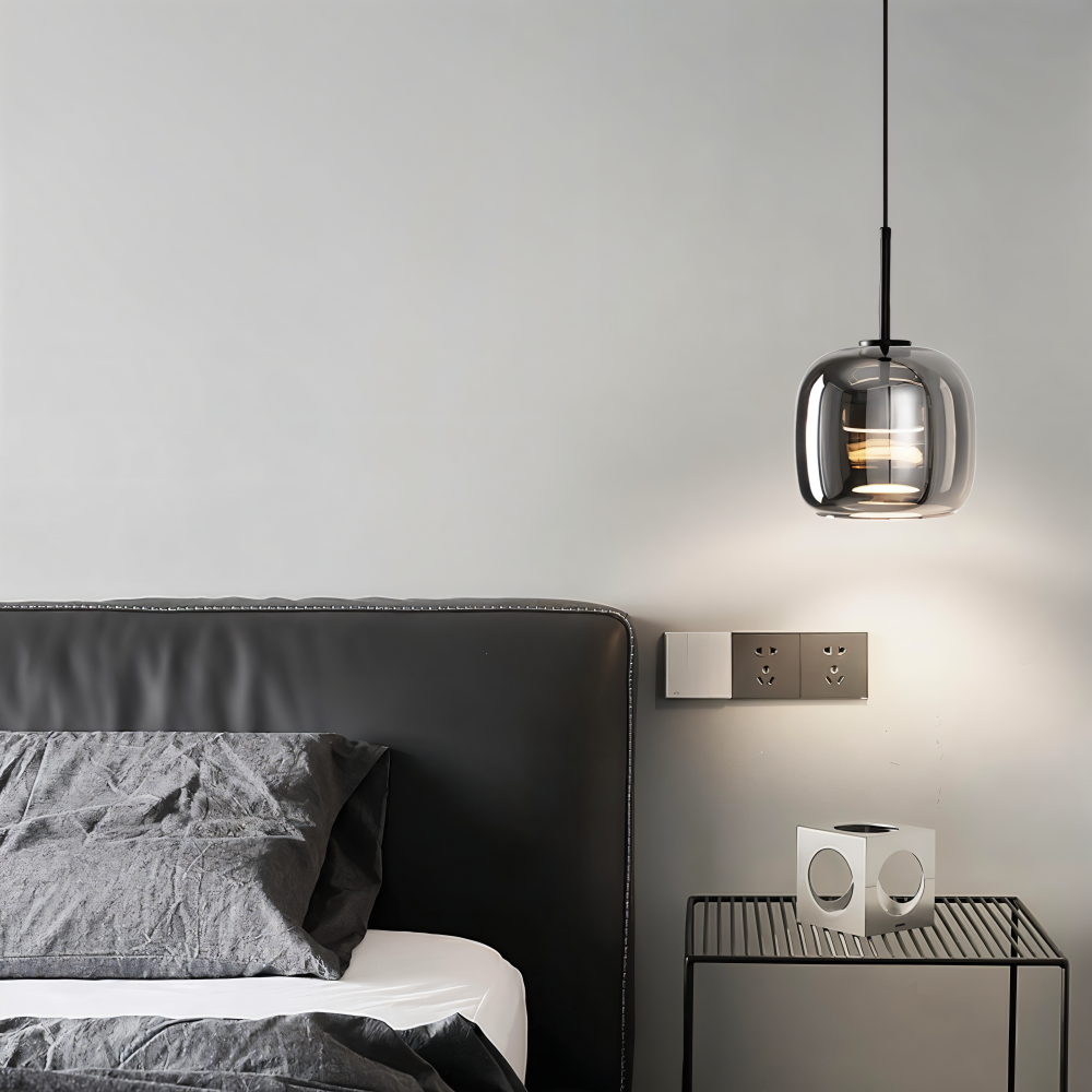 Szklana lampa wisząca do salonu w czarno-dymnym kolorze