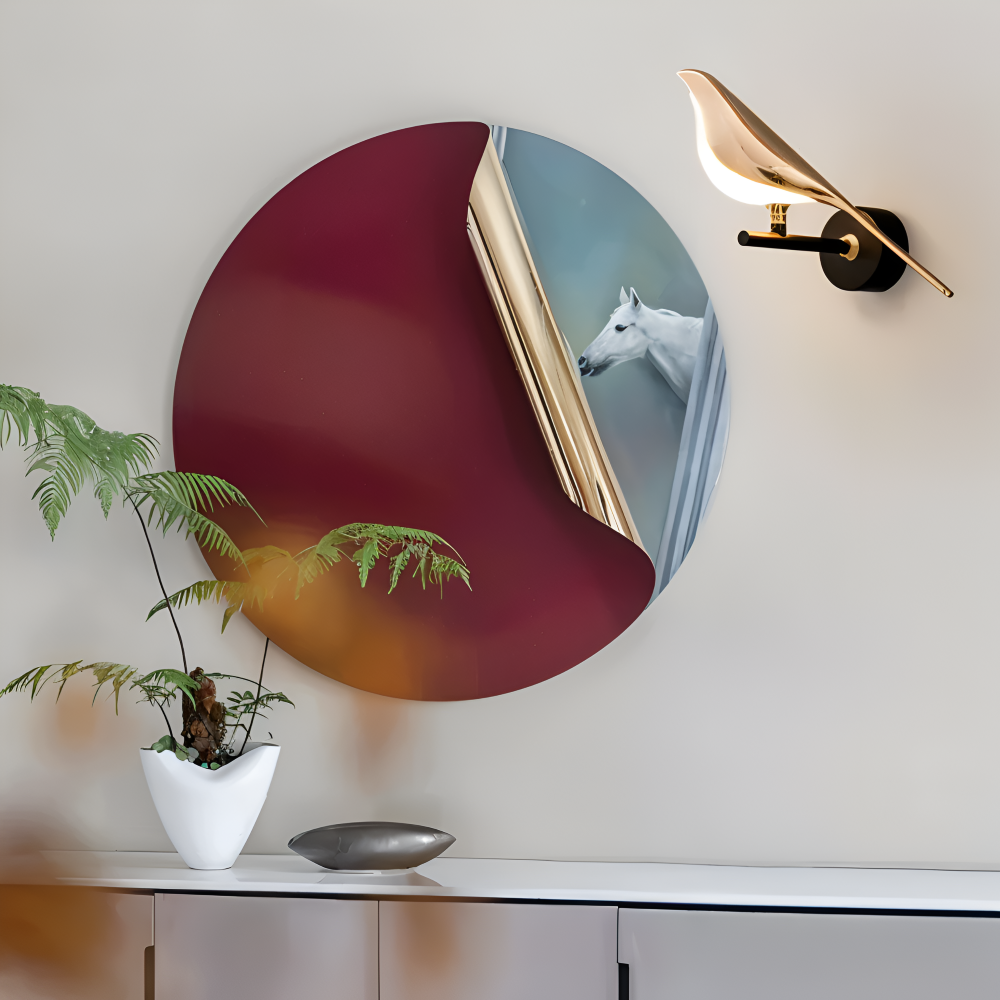 Złota lampa ścienna LED z regulowanym ptakiem