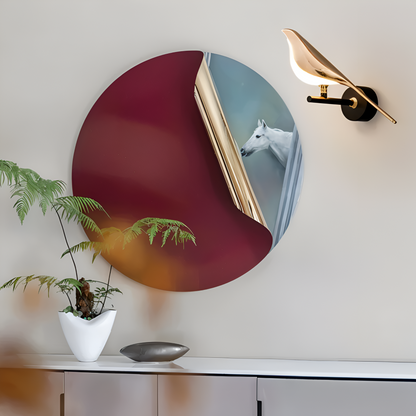 Złota lampa ścienna LED z regulowanym ptakiem