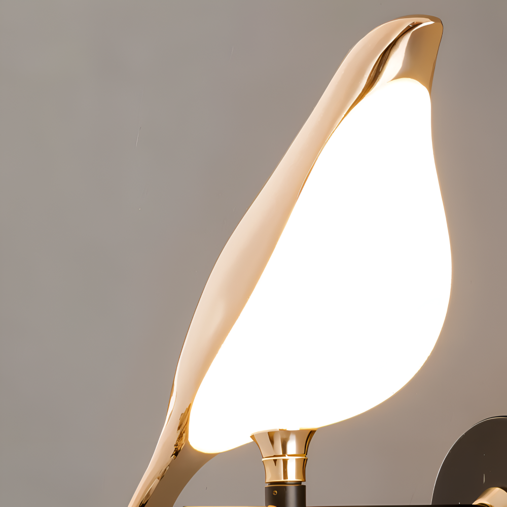 Złota lampa ścienna LED z regulowanym ptakiem