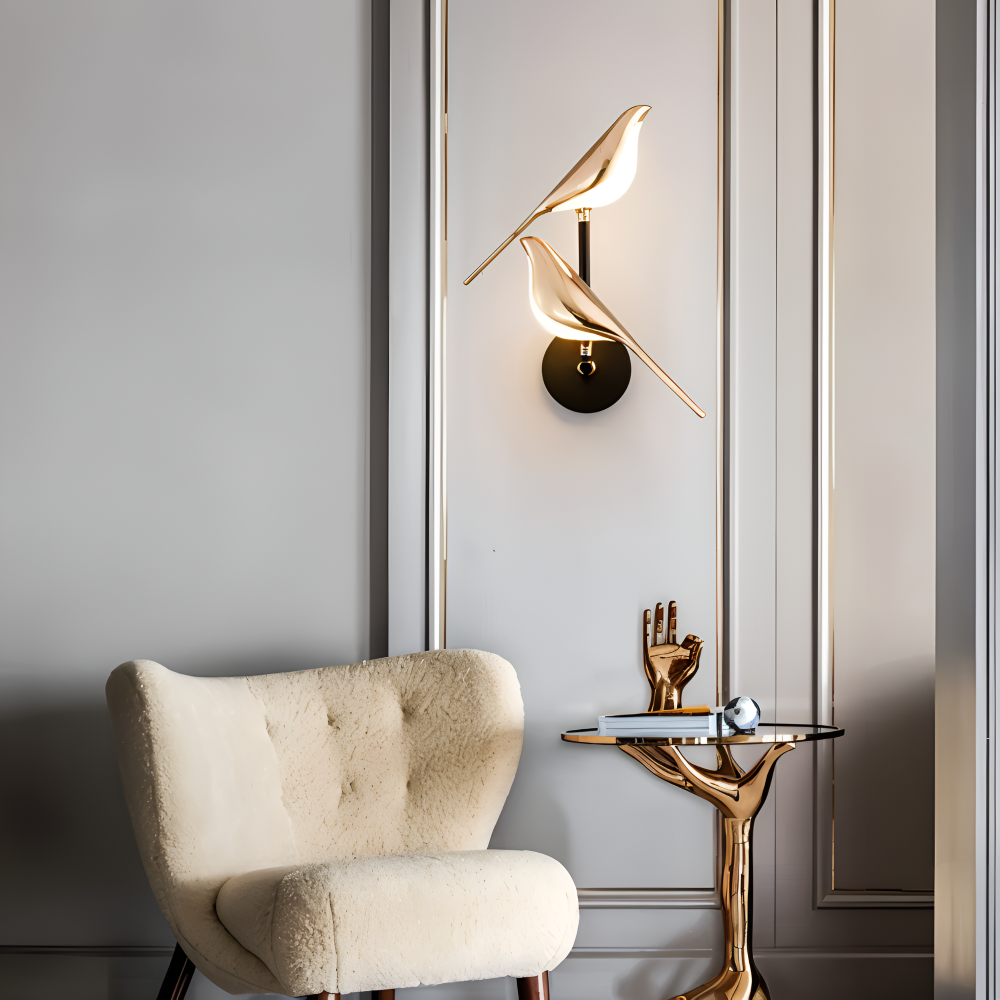 Złota lampa ścienna LED z regulowanym ptakiem