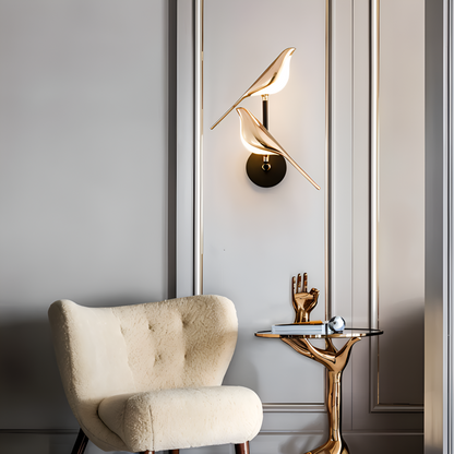 Złota lampa ścienna LED z regulowanym ptakiem