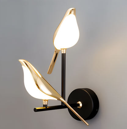Złota lampa ścienna LED z regulowanym ptakiem
