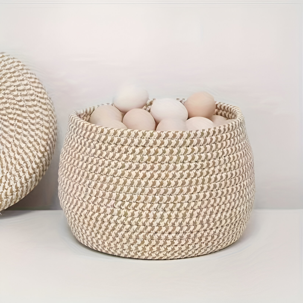 Okrągły kosz z pokrywką z juty i bawełny