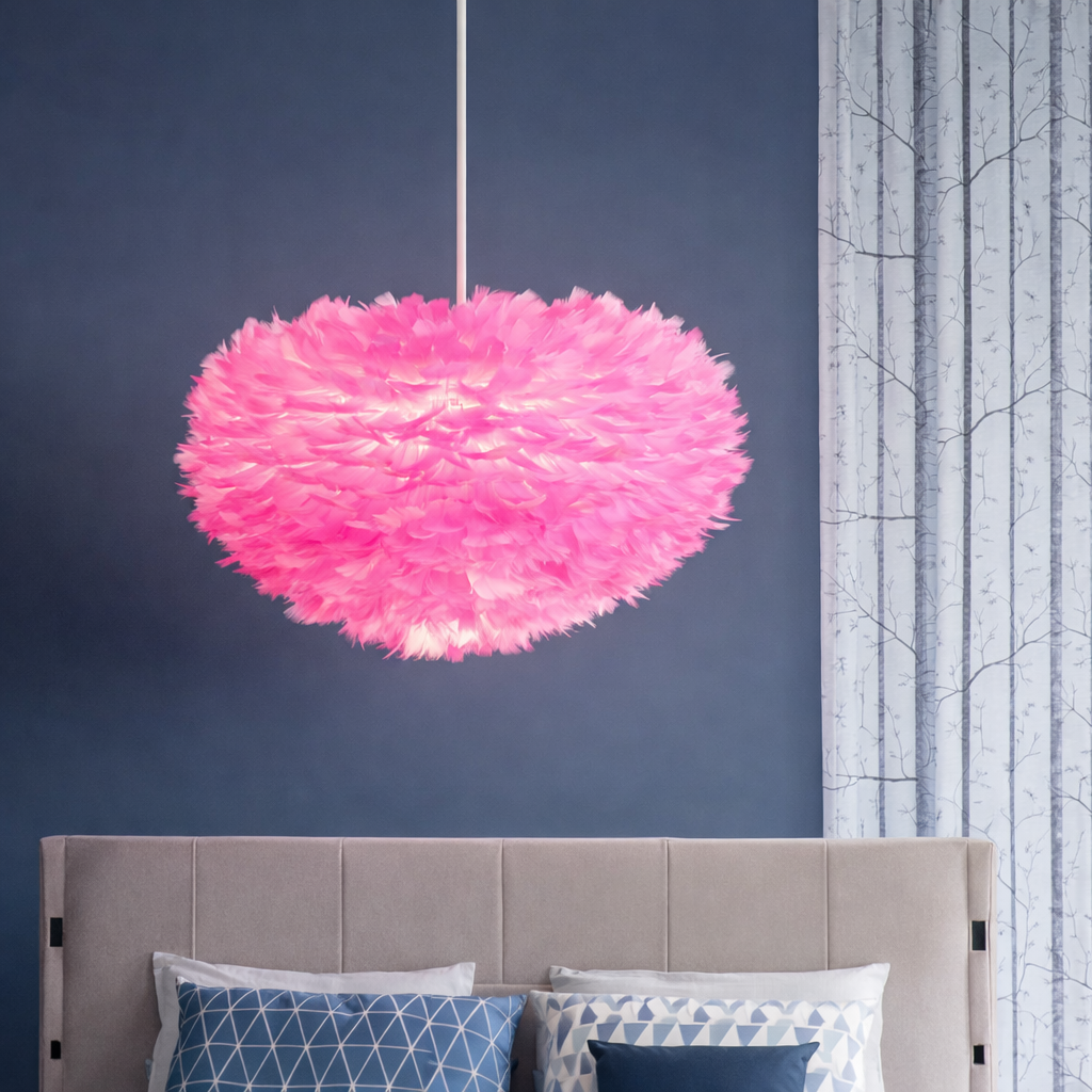Lampa wisząca z piór ręcznie wykonana do sypialni