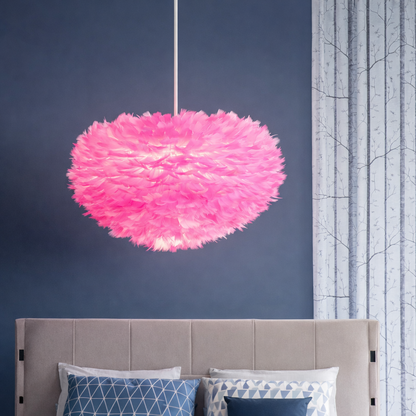 Lampa wisząca z piór ręcznie wykonana do sypialni
