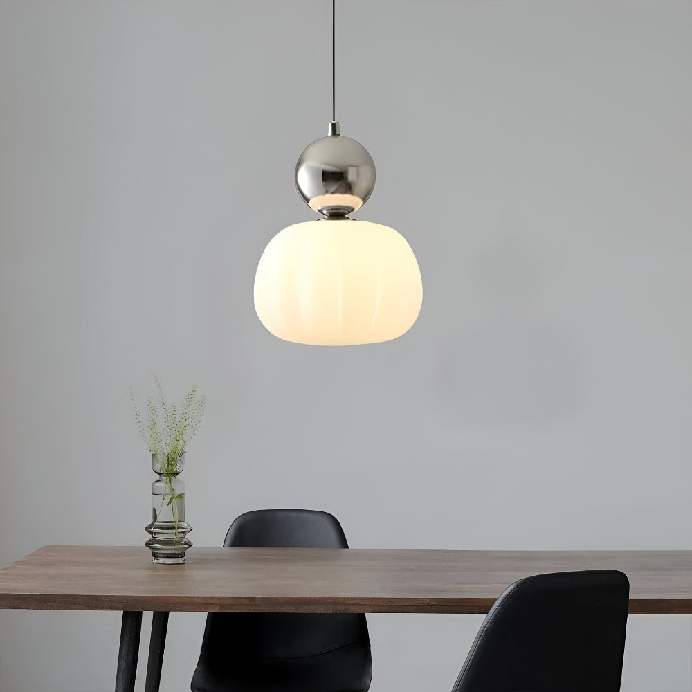 Lampa wisząca Art Deco kremowa z metalową ramą