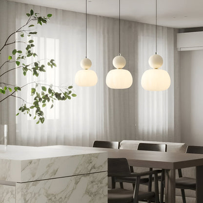 Lampa wisząca Art Deco kremowa z metalową ramą