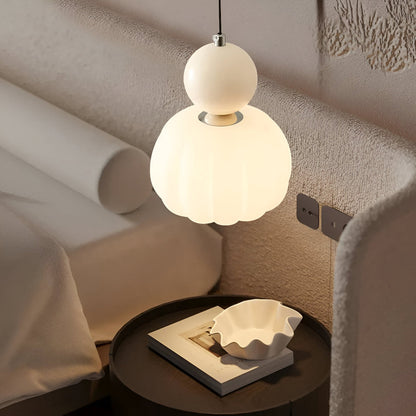 Lampa wisząca Art Deco kremowa z metalową ramą